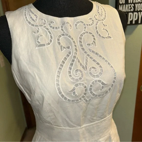Maggy London white linen blend sleeveless dress with cutout embroidery size 2 - Picture 2 of 12